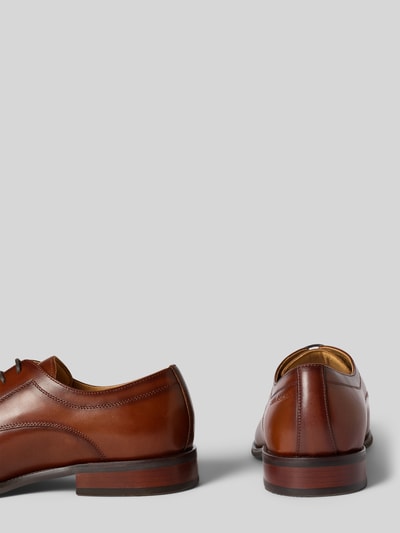 Produktfoto, Derby aus Leder Modell 'UWE' von Carl Gross für Herren in Braun mit Abgerundete-Spitze, Schnürung, Absatzhöhe 3 cm, Schafthöhe 7 cm, Schaftweite 10 cm, glatte Struktur und glänzende Oberfläche