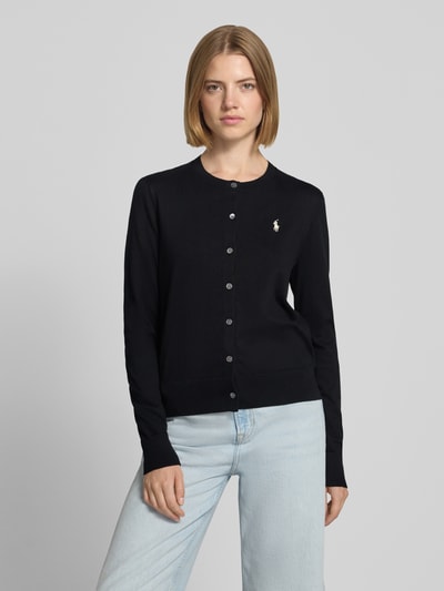 Modelka nosi czarny Slim Fit kardigan rozpinany z mieszanki bawełny Slim Fit Strickjacke aus Baumwoll-Mix od Polo Ralph Lauren, Ganzkörperansicht von vorne.