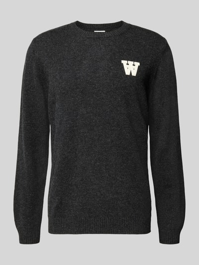 Produktfoto, Strickpullover aus Lammwolle Modell 'Tay' von Wood Wood in Dunkelgrau mit Rundhalsausschnitt, Label-Stitching, Regular-Fit, feine Struktur