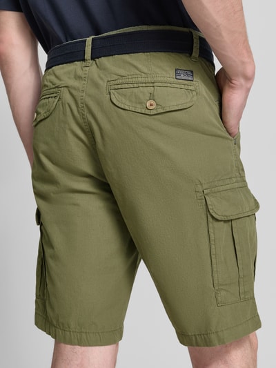 Männermodel trägt Regular Fit Bermudas mit Cargo-Taschen von Petrol, reine Baumwolle, grün, Gesäßtaschen, Ganzkörperansicht Rückansicht.