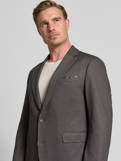 Männermodel trägt Regular Fit Sakko mit Viskose-Anteil Modell 'Data' von CINQUE in Grau, Reverskragen, Pattentaschen, Nahaufnahme Oberkörper. Elastischer Material-Mix, 2-Knopfleiste, Rückenlänge 73 cm, Schulterbreite 46 cm, Ärmellänge 65 cm.
