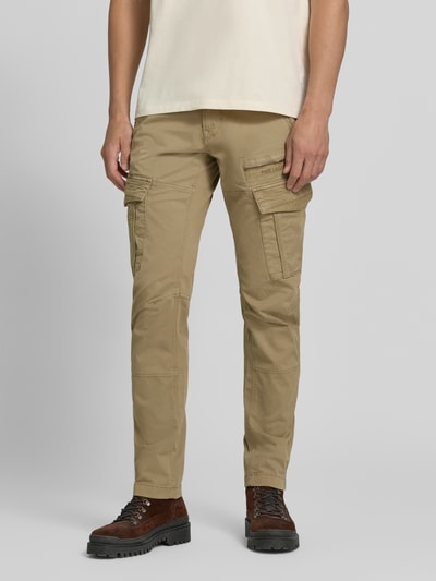 Mannenmodel draagt Slim Fit broek uit katoenmix in cargo-look van PME Legend in beige met knoop- en ritssluiting, voorkant volledig lichaam. Context: Heren broek van PME Legend, elastische katoenmix, slim fit, cargolook, knoop- en ritssluiting, bandwijdte maat 32/32: 44 cm, binnenbeenlengte maat 32/32: 80 cm.