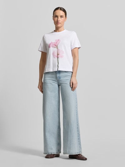 Frauenmodel trägt Wide Leg Jeans im 5-Pocket-Design von Stefanel in hellem Blau, reine Baumwolle, Loose Fit, Ganzkörperansicht von vorne.