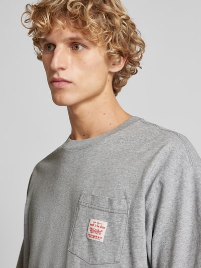 Levi's® T-shirt z kieszenią na piersi Jasnoszary melanż 3