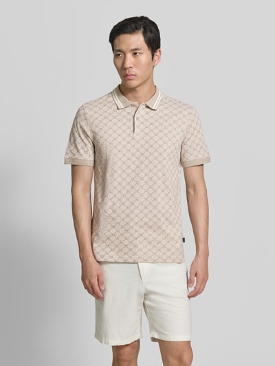 Männermodel trägt Regular Fit Poloshirt mit Logo-Muster Modell 'Jessino' von JOOP! Collection aus reiner Baumwolle, Ganzkörperansicht von vorne.