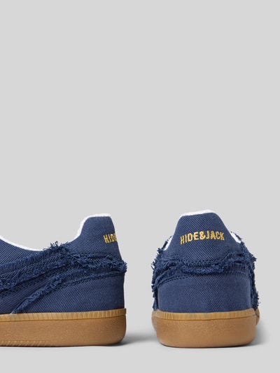 Produktfoto, Sneaker mit Label-Detail Modell 'Shaggy' von Hide&Jack in Blau mit brauner Struktursohle, abgerundete Form, Herren Sneaker, Schnürverschluss, Strukturierung am Schaft, Absatzhöhe 3 cm, Schafthöhe 8 cm, Schaftweite 10 cm.