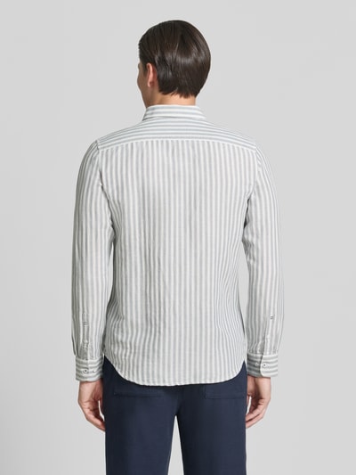 Männermodel trägt Regular Fit Freizeithemd aus Leinen-Mix mit Kentkragen von Lerros, gestreift, Sportmanschetten, Rückansicht, Ganzkörperansicht.