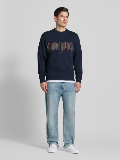 Männermodel trägt Sweatshirt mit Motiv-Stitching von PAUL SMITH in Dunkelblau, Regular-Fit, Reine Baumwolle, Ganzkörperansicht von vorne.