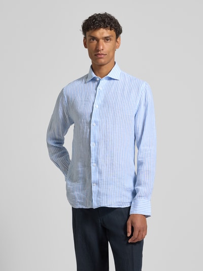 Männermodel trägt Modern Fit Freizeithemd aus Leinen mit Kentkragen von Matinique in Hellblau mit Streifen, Knopfleiste, Ganzkörperansicht von vorne.