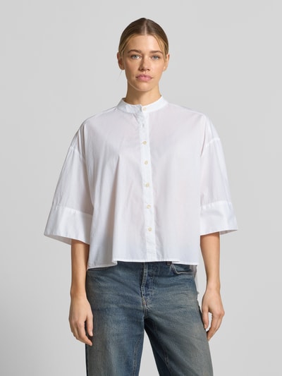 Kobiece model prezentuje Boxy Fit Bluse mit Stehkragen und 3/4-Arm od Emily Van den Bergh, biała bawełna, z przodu, ujęcie całej sylwetki.