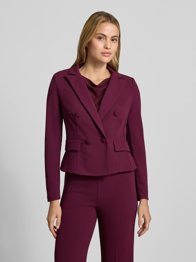 Vrouwenmodel draagt Slim Fit Blazer met Reverskraag van Rinascimento in paars, elastische materiaalmix, dubbele knoopsluiting, klepzakken, ruglengte maat S: 53 cm, Ganzkörperansicht van voren.