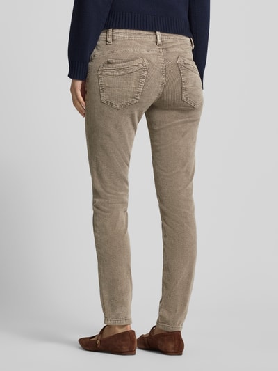 Frauenmodel trägt Slim Fit Cordhose aus Baumwoll-Mix von Buena Vista in Beige mit feiner Rillenstruktur, Ganzkörperansicht Rückansicht. Damen Cordhose von Buena Vista.