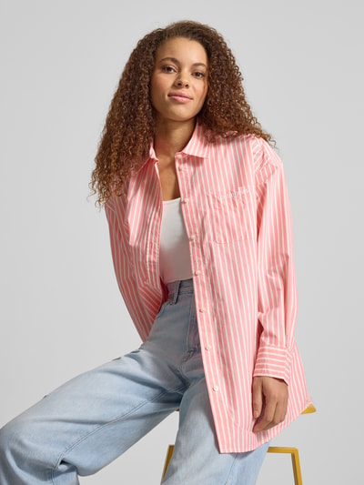 Frauenmodel trägt Oversized Hemdbluse aus Baumwoll-Mix von Tommy Jeans, Optik: Unifarben, Passform: Oversized, Popeline, Nahaufnahme Oberkörper.