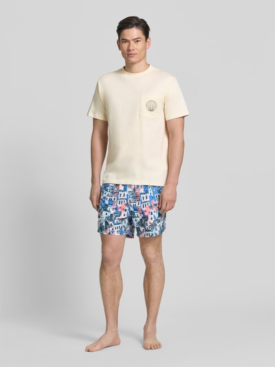 Männermodel trägt T-Shirt mit Brusttasche und Stitching Modell 'Ilfracombe' von BOARDIES, Reine Baumwolle, Regular-Fit, Rundhalsausschnitt, Brusttasche, Rückenlänge bei Größe M 71 cm, helle Farbe, strukturierte Oberfläche, Ganzkörperansicht von vorne.