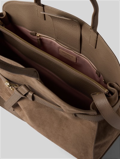 Produktfoto, Handtasche mit Logo-Detail Modell 'Sabine' von Coccinelle aus braunem Leder und Velours, Innenfach mit Reißverschluss, geteiltes Hauptfach, rosafarbenes Futter, Magnetverschluss, verstellbarer Schulterriemen, rechteckige Form, glatte und strukturierte Texturen, Kontext: Damen Handtasche von Coccinelle, Maße 44 x 32 x 16 cm, Schulterriemen 106 cm.