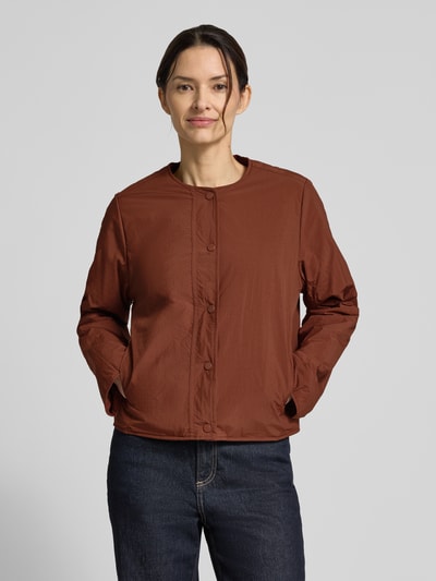 Frauenmodel trägt Jacke mit Rundhalsausschnitt Modell 'GABI' von ECOALF in Braun, reine Baumwolle, Regular Fit, Knopfleiste, Ganzkörperansicht von vorne.