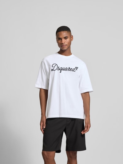 Männermodel trägt Loose Fit T-Shirt aus reiner Baumwolle von Dsquared2 in Weiß mit Label-Stitching, Rundhalsausschnitt, Ganzkörperansicht von vorne.