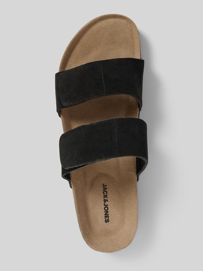 Produktfoto, Sandalette aus Kalbsleder Modell 'MALTA' von Jack & Jones, schwarze Riemen mit Klettverschluss, Schlupfform, Absatzhöhe 3 cm, strukturierte helle Sohle.