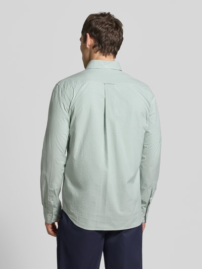Männermodel trägt Regular Fit Freizeithemd aus reiner Baumwolle von GANT in zartem Grün mit feinem Karomuster, Ganzkörperansicht Rückansicht.
