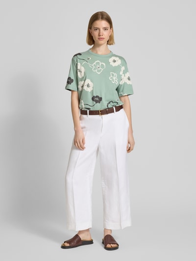 Frauenmodel trägt T-Shirt im Allover-Look mit Rundhalsausschnitt von JAKE*S STUDIO WOMAN, reine Baumwolle, grün-weiß, Ganzkörperansicht von vorne.