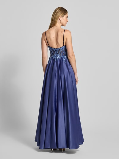 Frauenmodel trägt Abendkleid mit Paillettenbesatz von Mascara aus Satin in Maxilänge, florale Spitze, taillierte Passform, Ganzkörperansicht Rückansicht.