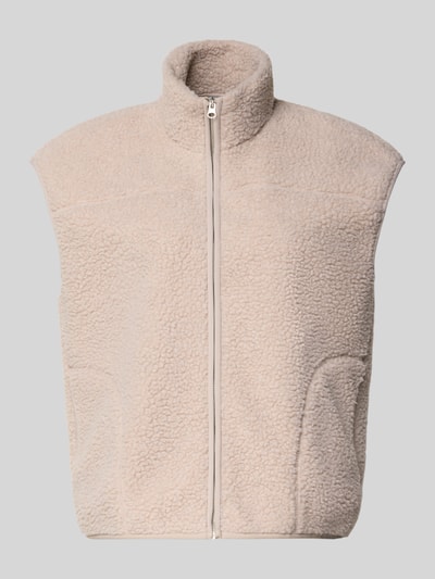 Produktfoto, Relaxed Fit Weste in Teddy-Optik Modell 'SADIA' von PIECES in Beige mit weicher Struktur und Reißverschluss vor grauem Hintergrund