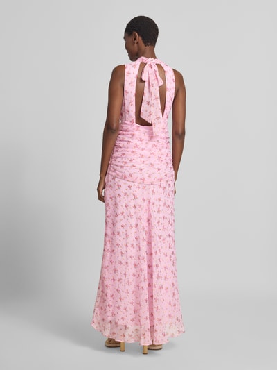 Frauenmodel trägt Maxikleid mit floralem Allover-Print Modell 'Dori' von Neo Noir in Rosa mit Stehkragen, taillierte Passform, Ganzkörperansicht Rückansicht.