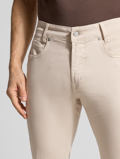 Männermodel trägt Hose mit Eingrifftaschen Modell 'Arne Pipe' von MAC in Beige, Slim Fit, Baumwoll-Mix, Nahaufnahme Oberkörper.