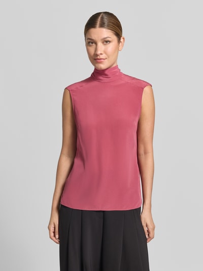 Frauenmodel trägt Regular Fit Blusentop aus reiner Seide Modell 'Besei' von BOSS in Rosa vor grauem Hintergrund, Ganzkörperansicht von vorne, Damen Blusentop von BOSS.