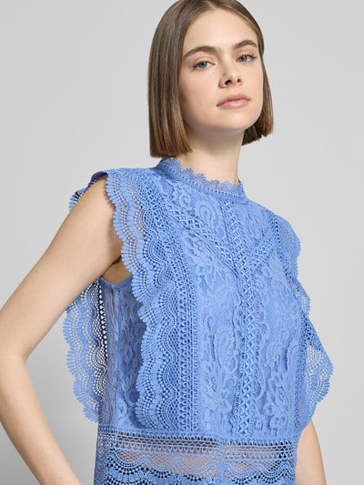 Frauenmodel trägt Slim Fit Blusentop mit Baumwoll-Viskose-Lyocell-Anteil Modell 'KARO' von Only, Optik: Unifarben, Muster: abstrakt, Stehkragen, Rundhals, ohne Ärmel, Material-Mix, Nahaufnahme Oberkörper.