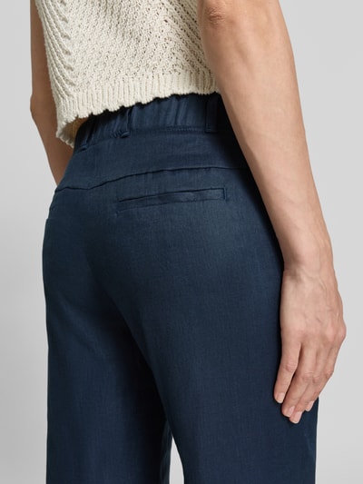 Vrouwenmodel draagt Flared Stoffhose aus Leinen-Mix van Raphaela By Brax in melange blauw, elastische tailleband, linnenmix, detailopname rugzijde.
