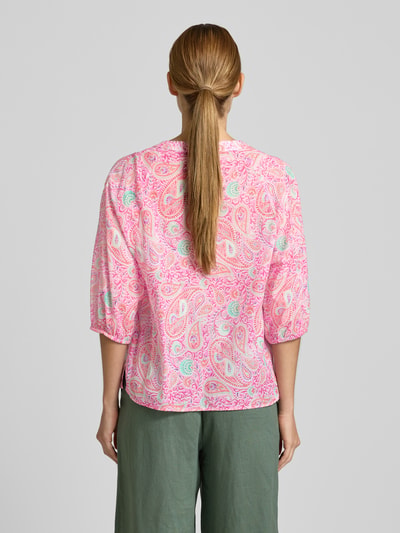 Frauenmodel trägt Regular Fit Bluse mit 3/4-Arm von Milano Italy aus reiner Baumwolle, buntes Allover-Muster, Rückenansicht, Ganzkörperansicht Rückansicht.