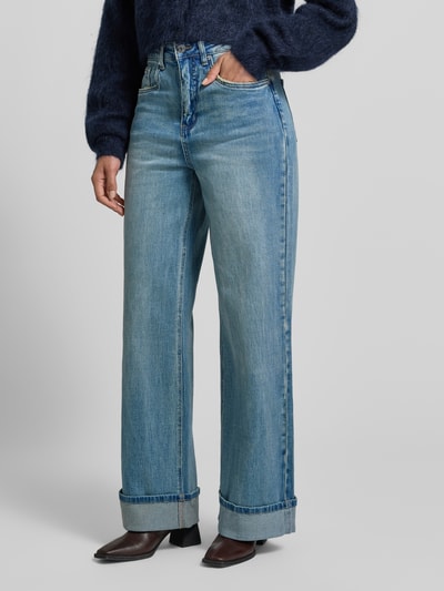 Frauenmodel trägt Jeans mit 5-Pocket-Design Modell 'sara' von Gestuz im Baumwoll-Elasthan-Mix, lockerem Schnitt, Ganzkörperansicht von vorne.