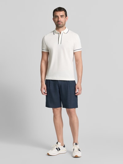 Mannenmodel draagt Regular fit poloshirt uit katoenmix model 'CHEMISE' van Lacoste, Heren poloshirt, witte en blauwe tinten, ganzicht vooraan.
