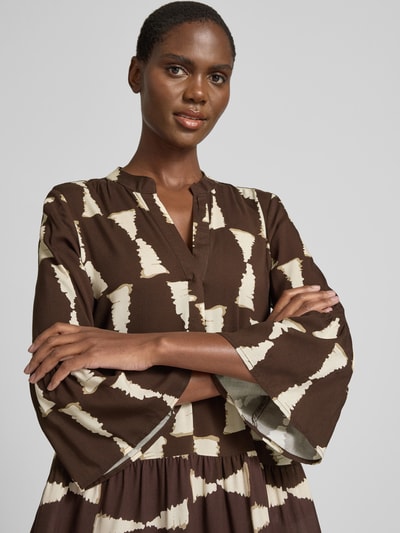 Frauenmodel trägt Minikleid aus Reine Viskose mit A-Linie, Allover-Look, V-Ausschnitt, 3/4-Arm Modell 'Me44lody' von ZABAIONE, Nahaufnahme Oberkörper. Rückenlänge bei Größe S: 88 cm, Brustweite 50 cm, Ärmellänge 52 cm.