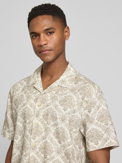 Männermodel trägt Regular Fit Freizeithemd mit Reverskragen von bugatti, Beige mit Allover-Muster, reine Baumwolle, Nahaufnahme Oberkörper.
