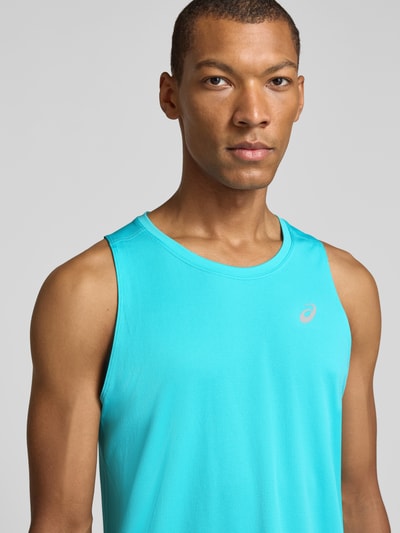 Männermodel trägt türkisfarbenes Regular Fit Tanktop mit Logo-Print Modell 'Core' von ASICS, ärmellos, Jersey, Nahaufnahme Oberkörper.