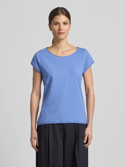 Frauenmodel trägt T-Shirt mit Rundhalsausschnitt von Christian Berg Woman aus Reine Baumwolle, Regular-Fit, Rollsaum, Rückenlänge 61 cm, Ganzkörperansicht von vorne.