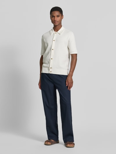 Männermodel trägt Regular Fit Hose aus Leinen-Baumwoll-Mix Modell 'barton' von Matinique in Dunkelblau, glatte Textur, Ganzkörperansicht von vorne, Herren Hose, elastischer Bund, Bundweite Größe M 42 cm, Innenbeinlänge 81 cm.