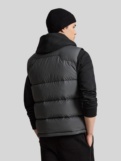 Männermodel trägt Regular Fit Weste mit Logo-Stitching von Polo Ralph Lauren in Dunkelgrau mit glatter Textur, Ganzkörperansicht Rückansicht.