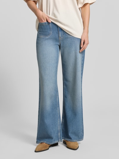 Frauenmodel trägt Wide Fit Jeans mit Lyocell-Anteil von Jake*s Casual, mittleres Blau, Baumwoll-Mix, sichtbare Nähte, Nahaufnahme Oberkörper