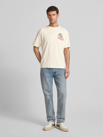Männermodel trägt T-Shirt mit Label-Stitching von Scotch & Soda, Reine Baumwolle, Regular-Fit, gerippter Rundhalsausschnitt, Ganzkörperansicht von vorne.