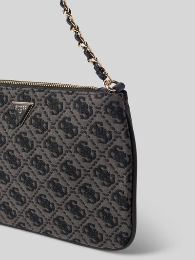 Produktfoto, Shoulder Bag mit Allover-Brand-Stickereien von GUESS in Dunkelgrau mit Label-Applikation, strukturierte Oberfläche, goldener Reißverschluss, Kontext: Damen Shoulder Bag von GUESS, Hauptfach mit Reißverschluss, abnehmbarer Schulterriemen, Maße 25x17x1 cm, Länge Schulterriemen 42 cm.