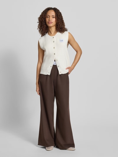 Vrouwenmodel draagt Regular Fit mouwloos vest uit viscosemix model 'MILLA' van VILLA SOPHIE, look: effen, ribtricot, labelpatch, ronde hals, knoopsluiting, rompzoom geribd, Ganzkörperansicht van voren.