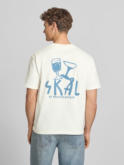 Männermodel trägt Relaxed Fit T-Shirt aus reiner Baumwolle von Marc O'Polo Denim, Optik: Unifarben, Label-Print, Ganzkörperansicht Rückansicht.