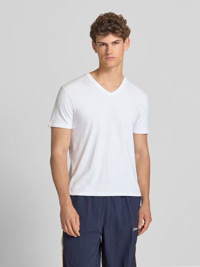 Männermodel trägt T-Shirt aus Baumwoll-Leinen-Mix mit V-Ausschnitt von Superdry in Weiß, Regular-Fit, sichtbares Stitching, Rückenlänge 68 cm, Nahaufnahme Oberkörper.
