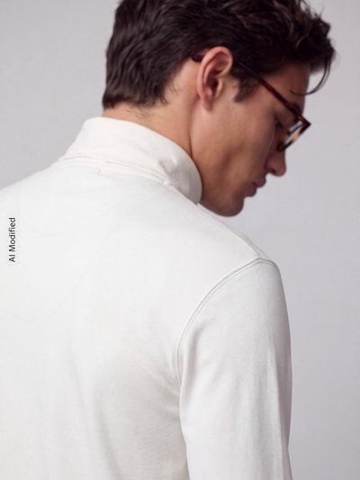 Männermodel draagt Regular Fit coltrui van puur katoen van Polo Ralph Lauren in effen wit, detailopname, KI-modificeerd beeld.