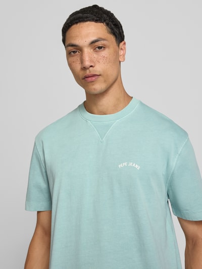 Männermodel trägt mintgrünes Regular Fit T-Shirt aus reiner Baumwolle Modell 'John Tee' von Pepe Jeans, Herren T-Shirt, Nahaufnahme Oberkörper.