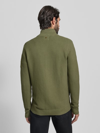 Männermodel trägt Strickjacke mit Reißverschluss von PME Legend in Olivgrün, Reine Baumwolle, Regular-Fit, Gerippte Abschlüsse, Stehkragen, Rückenlänge 70 cm, Ärmellänge 73 cm, Label-Detail, Eingrifftaschen, Ganzkörperansicht Rückansicht.