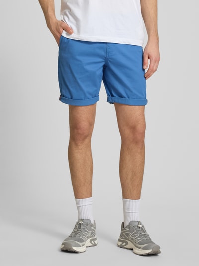 Männermodel trägt Regular Fit Shorts mit Münztasche von Superdry in Blau, Baumwoll-Mix, Seitentaschen, Nahaufnahme Vorderansicht.